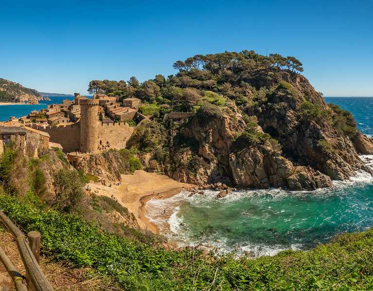 Escápate a Tossa de Mar alojado en hotel 3*