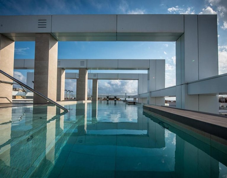 Vive el corazón de Salou: hotel con terraza panorámica y piscina para desconectar