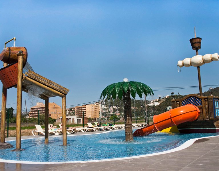 El verano más refrescante te espera: escápate a Malgrat con hotel Superior y toboganes incluidos