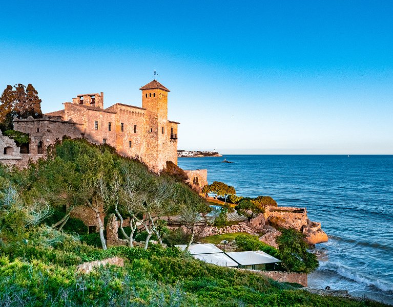 Naturaleza y bienestar bajo el Castillo de Tamarit