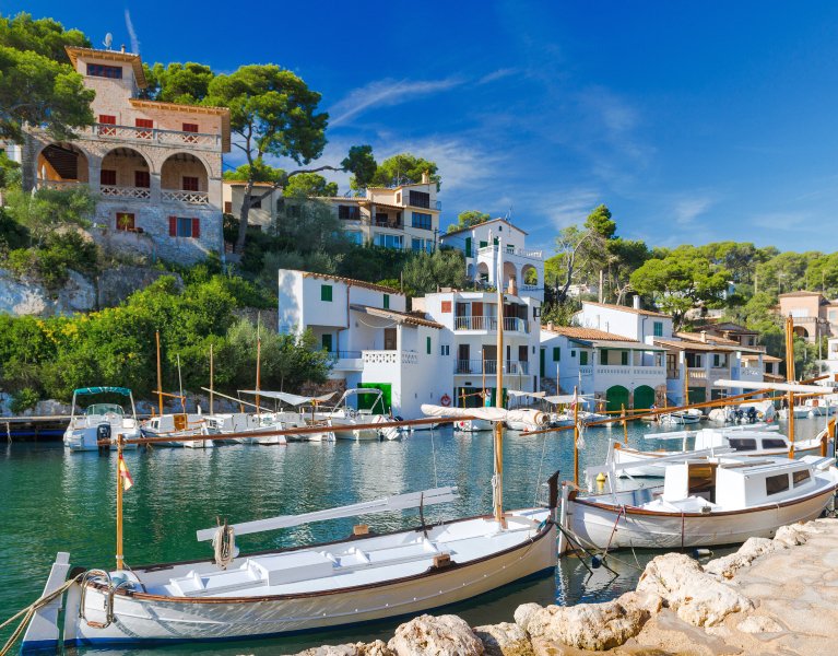 Descubre los tesoros de Mallorca desde la calma de Cala Bona