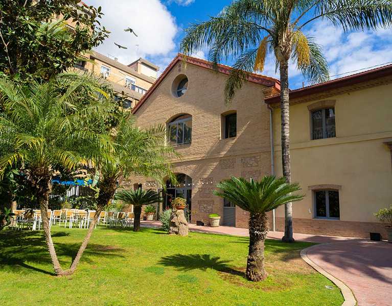 Alójate en una antigua fábrica ahora hotel 4* en Valencia