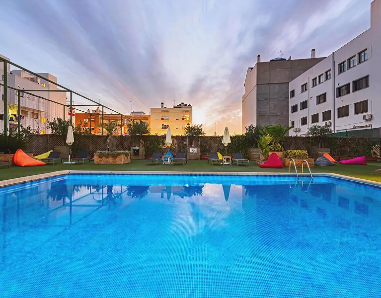 Descubre Valencia en hotel 4* con desayuno y piscina