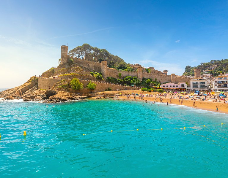 Vivir en una postal en Tossa: el castillo a un paso, el mar en un suspiro