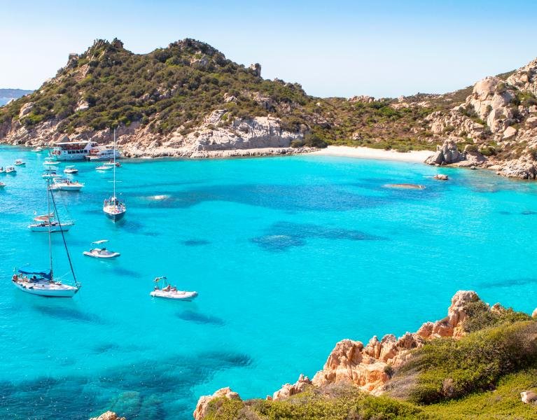 Semana Santa y más: Cerdeña con apartamento y ferry, ¡tu coche viaja gratis!