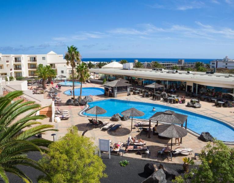 ¡La Isla de Lanzarote! Descubre sus secretos en un hotel 4*