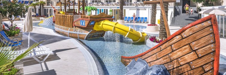 Calella en familia: playa, relax y chapuzones en la zona acuática del hotel