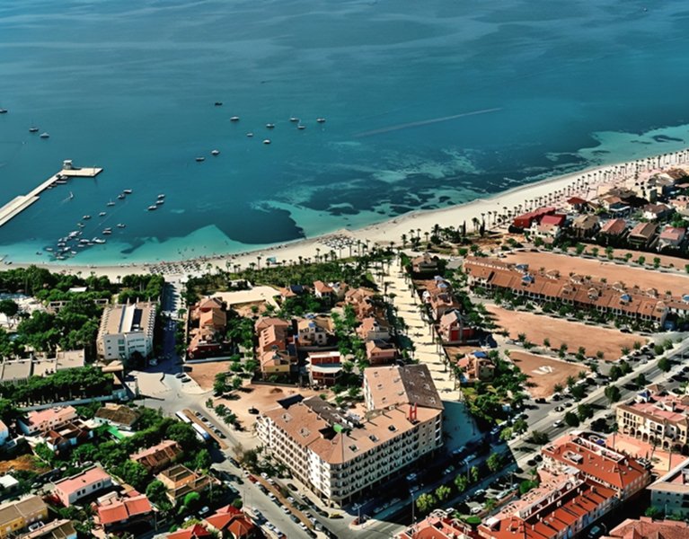 Despierta en primera línea del Mar Menor: hotel 4* en Los Alcázares