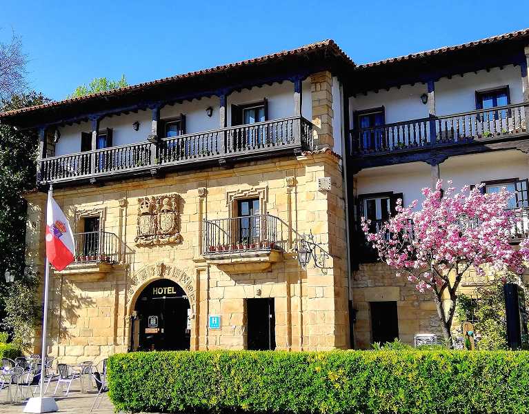 Tu cuento en Santillana del Mar: alójate en un palacio cántabro del S.XVIII 