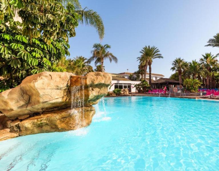 Roquetas de Mar en hotel 4* ¡a 500m de la playa!