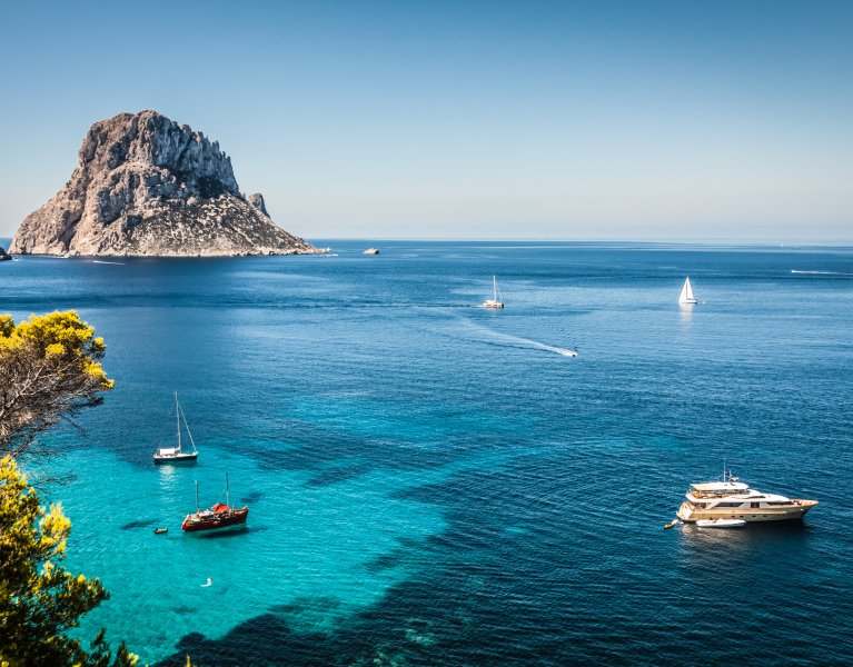 Enamórate de Ibiza, la isla blanca de aguas turquesas