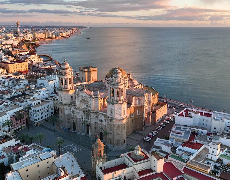 Despierta con la brisa de Cádiz en hotel 4*