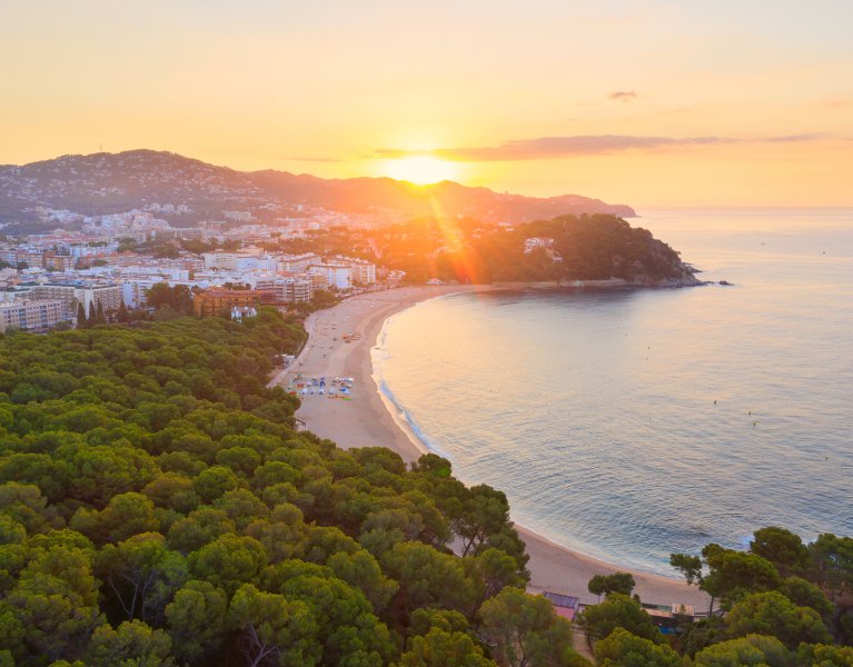 Descubre el lado más chic de Lloret: suites con estilo 