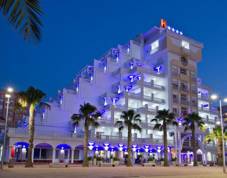 Tu escapada al Mar Menor: relax, piscina y sabor mediterráneo