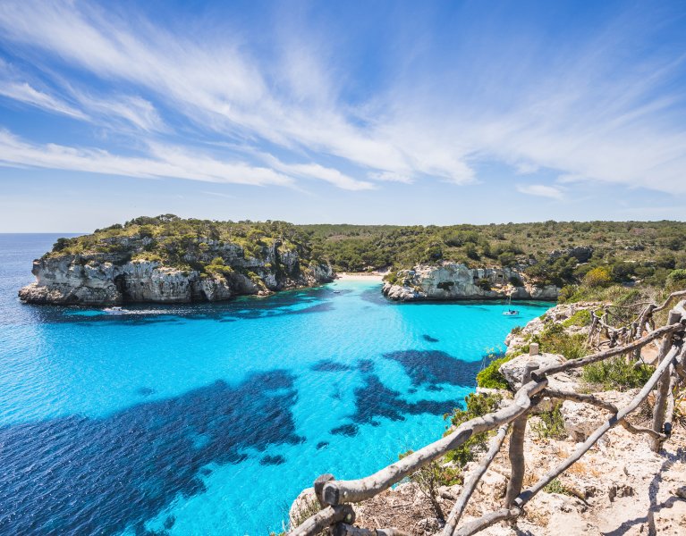 Desconecta en Menorca alojándote en apartamentos cerca del mar