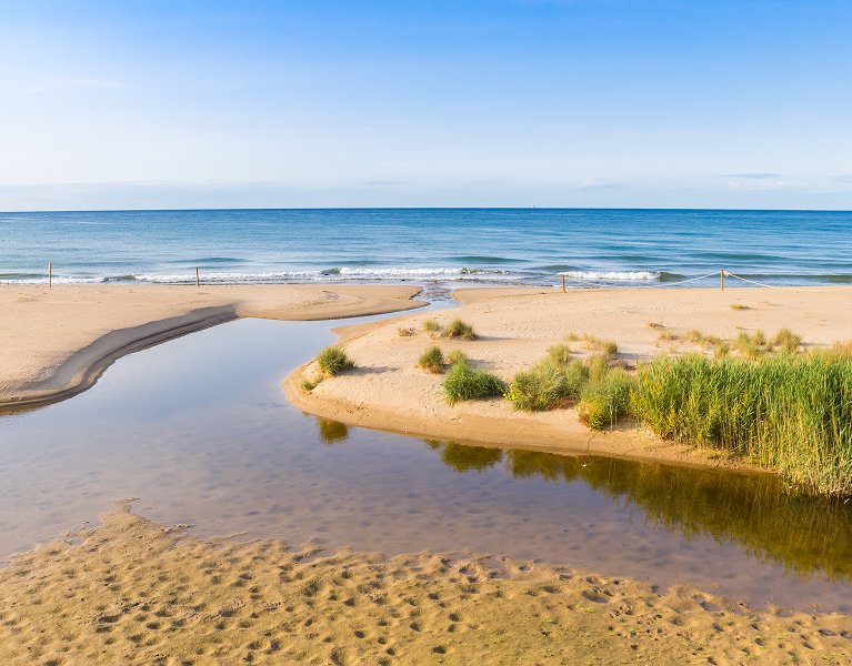 Las playas infinitas de Comarruga te esperan en la Costa Daurada
