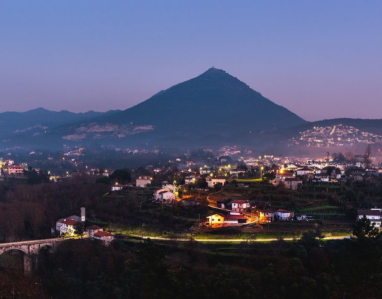 ¡Relájate frente a las montañas de Mondim de Basto en Portugal con spa incluido!