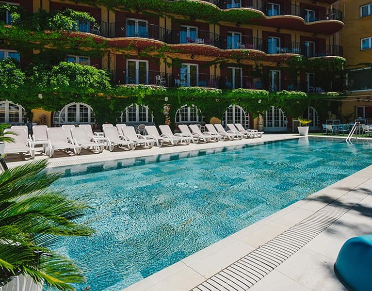 Descubre la magia de Granada alojado en hotel 4*