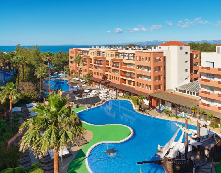 ¡Diversión asegurada en Salou! Escapada de lujo en hotel 4* 