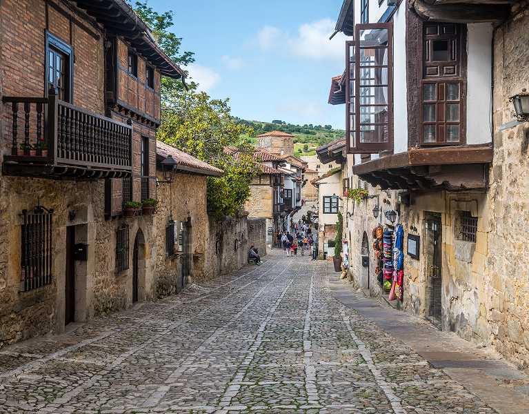 Entre calles medievales: vive Santillana del Mar como nunca