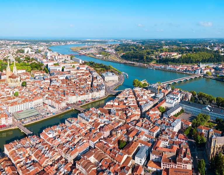 ¡Descubre Bayona! Tu refugio a orillas del río l'Adour