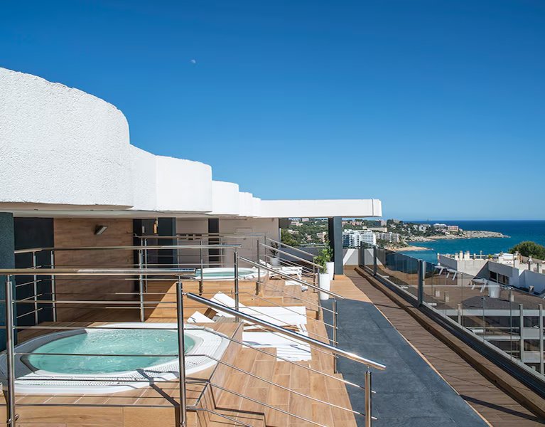 ¡Planazo en Salou! Hotel Adults Recommended con Sky Bar con vistas al mar