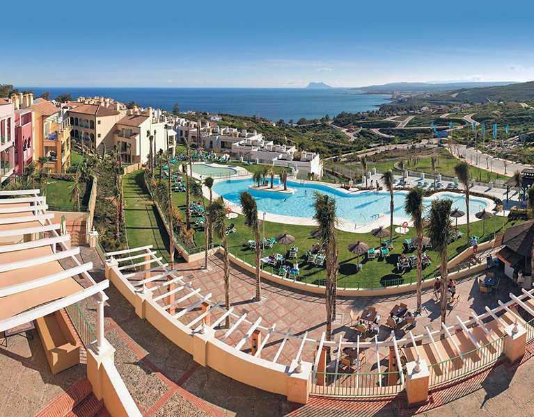 ¡Planazo en la Costa del Sol! Comodidad de apartamento con Media Pensión