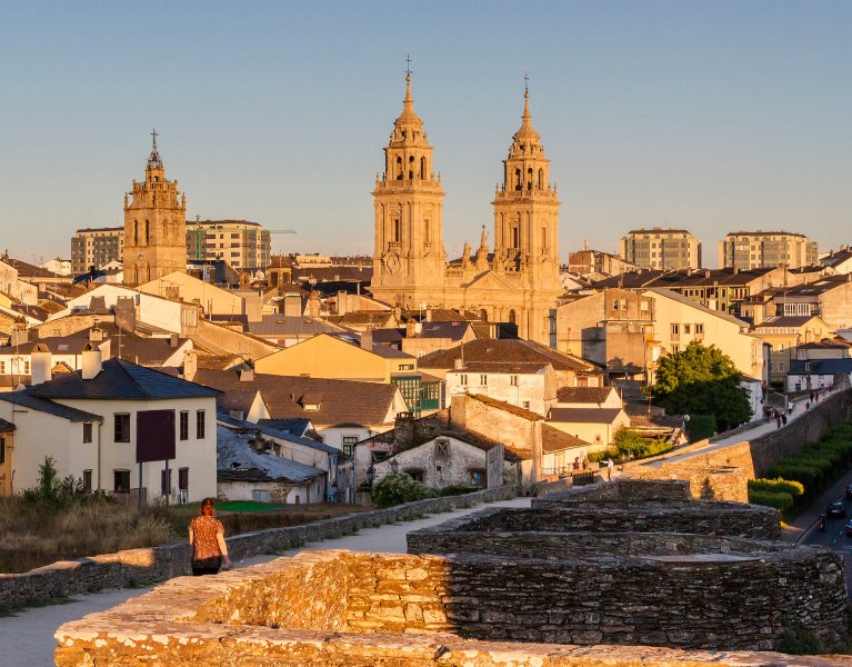 Escapada a Lugo con desayunos entre murallas romanas