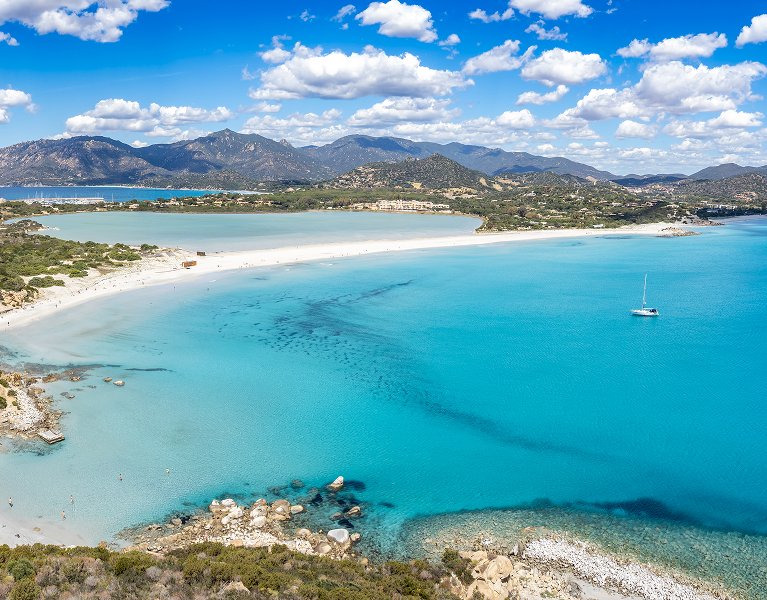 Rumbo a Cerdeña este verano ¡Viaja en ferry y vive el paraíso italiano!