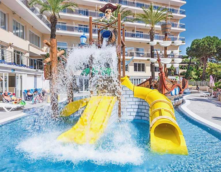 ¡Vacaciones en familia! Hotel en Calella con parque acuático