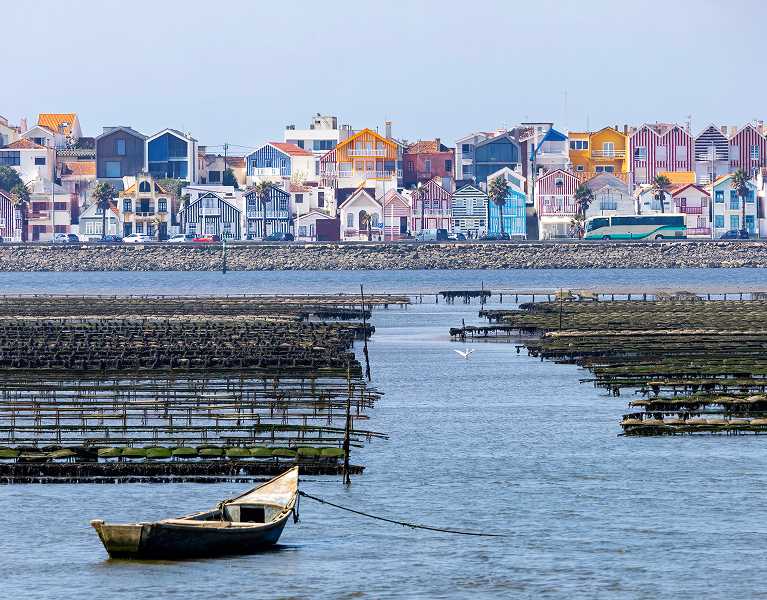 Descubre Aveiro desde la colorida ciudad de Águeda en hotel 4*