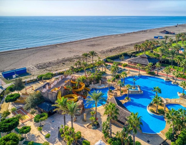Hotel 4* ¡con toboganes! y en 1ª línea de playa en Vera