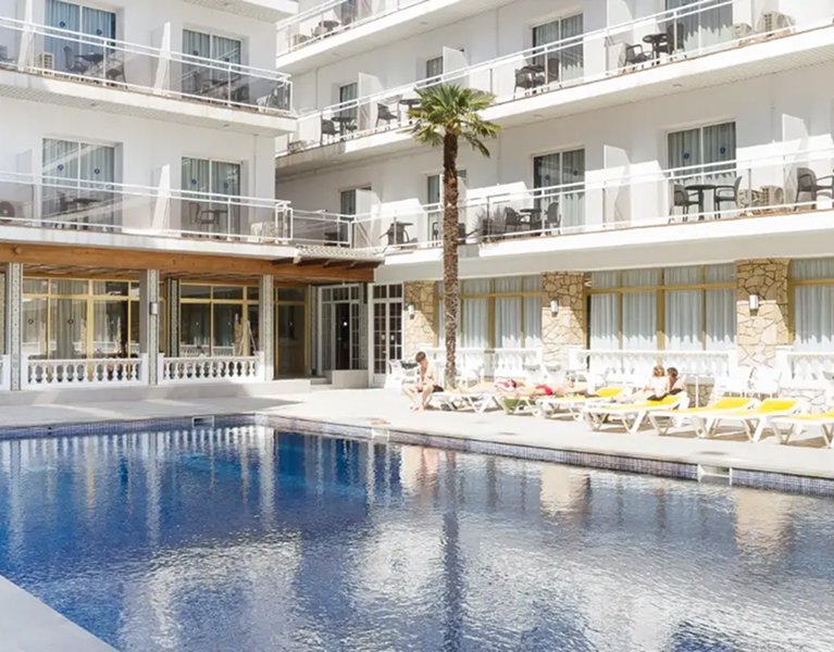 ¡Un verano en Malgrat! Hotel en primera línea de playa