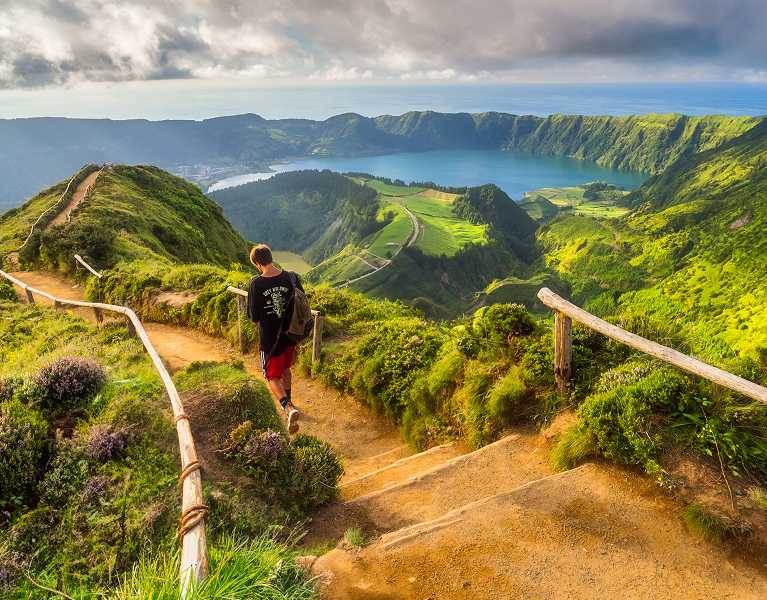 Explora el paraíso volcánico del Atlántico: Azores te espera