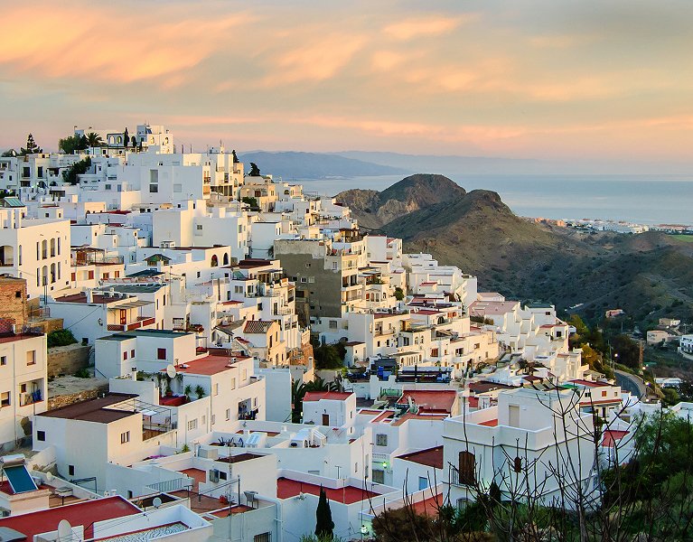 Descubre la Costa de Almería desde tu apartamento en Mojácar