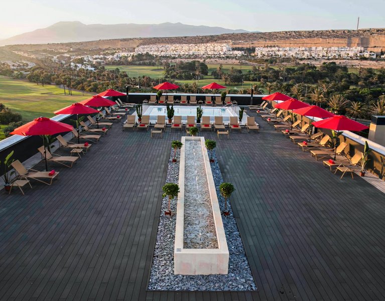 Lujo en Almerimar: alójate en un hotel 5* en habitación superior deluxe