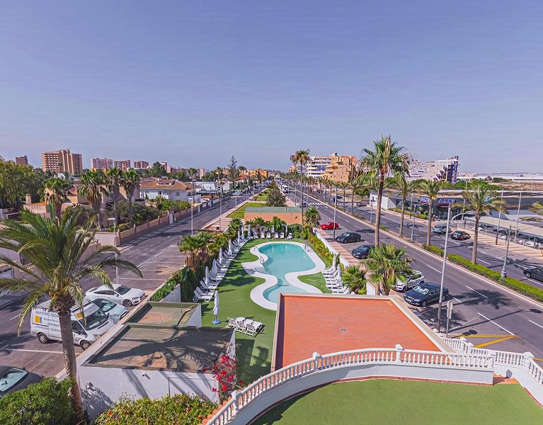 Sol, playa y confort 4* en Roquetas: vive la Costa de Almería