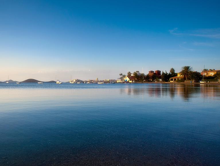 Descubre el encanto del Mar Menor en hotel 4* céntrico