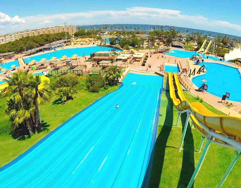 Disfruta del Parque acuático Aquopolis Costa Dorada en apartamentos