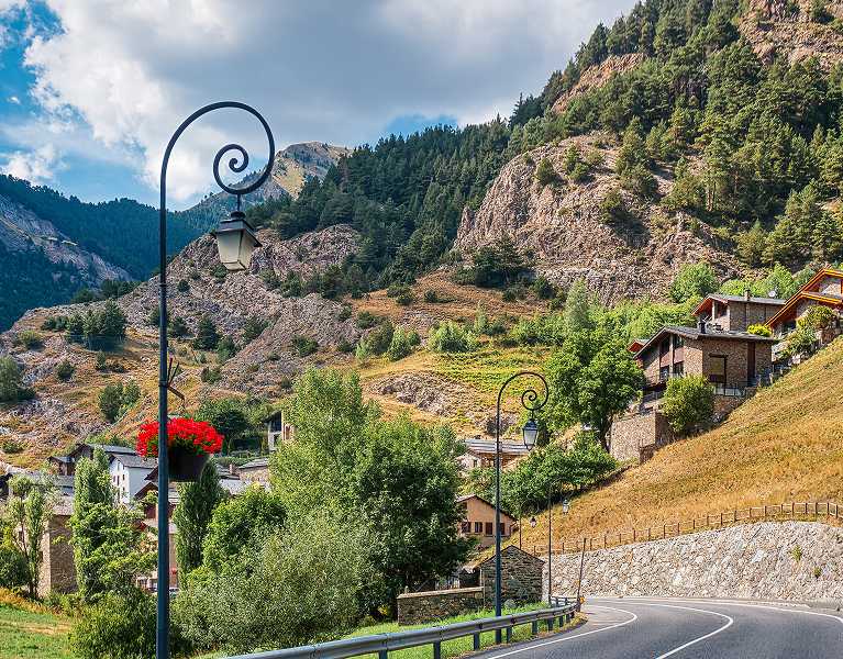 Un respiro entre montañas: Andorra te espera en hotel 4*