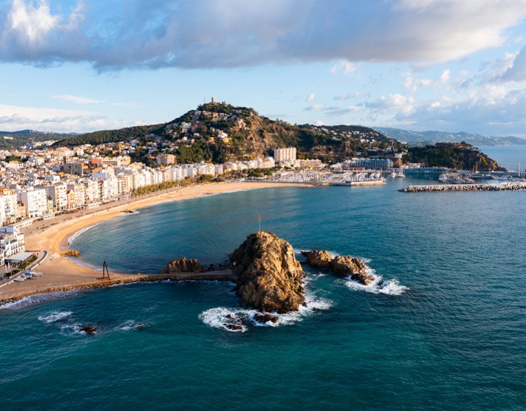 Blanes se vive entre calas, terrazas y atardeceres