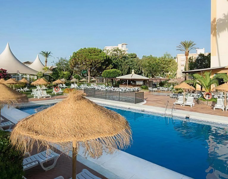 Disfruta de un hotel renovado en Torremolinos y vive la Costa del Sol