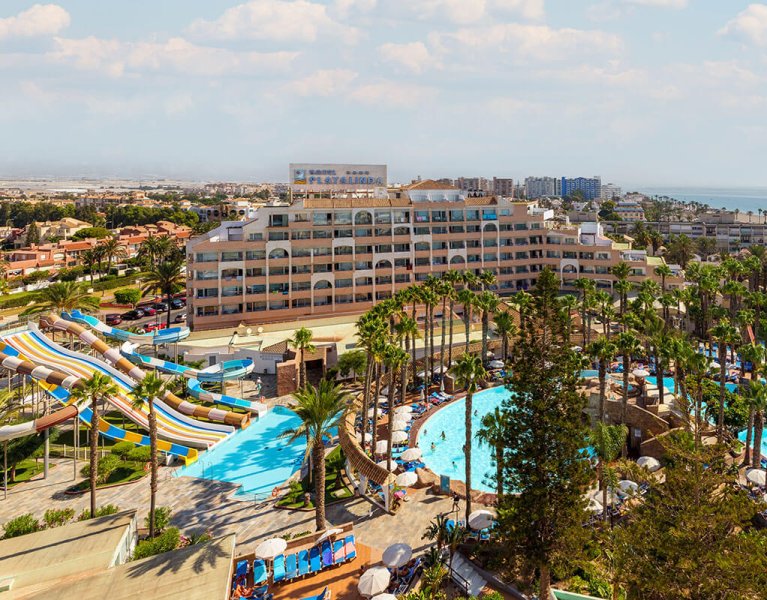 Acaba el verano en Roquetas de Mar y hotel 4* con toboganes