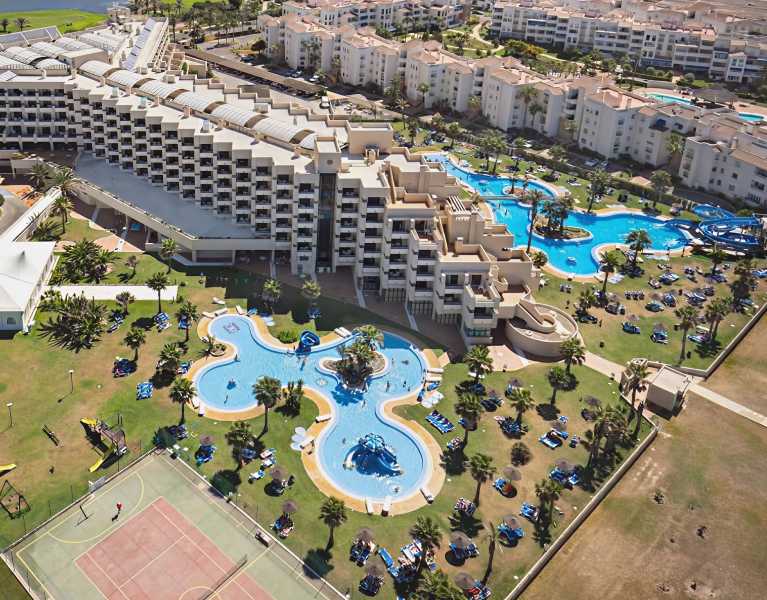 Chapuzones, sol y diversión en la Costa de Almería: hotel 4* con toboganes
