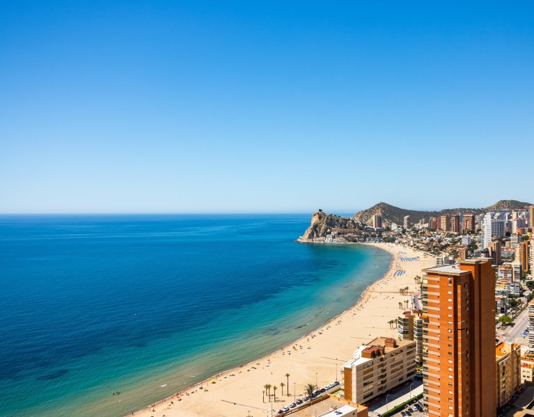 ¡Benidorm en primera línea! Vive el verano de tus sueños a pie de playa