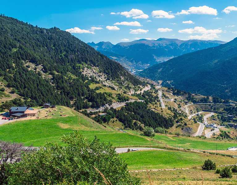 Disfruta del aire fresco de Canillo desde tu hotel 4* en Andorra