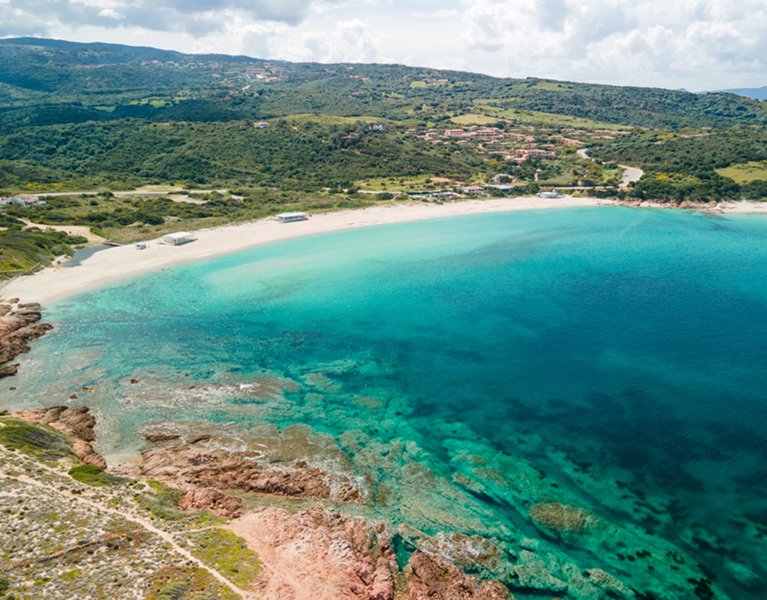 ¡Cerdeña te espera! Hotel 4* con ferry ¡tu coche va gratis!