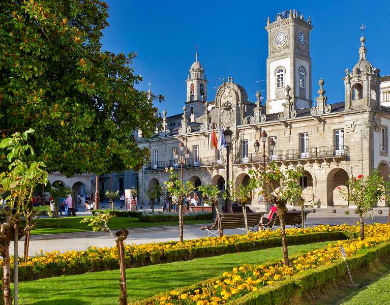 Descubre Lugo y pasea por su icónica muralla con esta oferta 4*