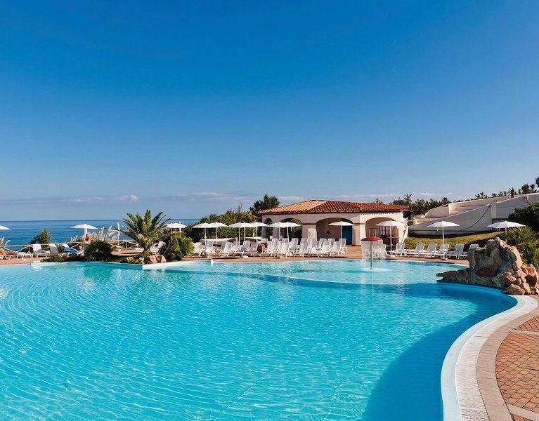 ¡Rumbo a Cerdeña! Verano en un resort 4* frente al mar, ¡ferry incluido!