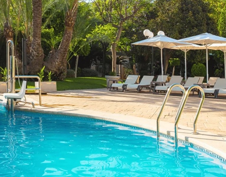 ¡Escápate a Valencia! Sol, piscina y confort en hotel 4*